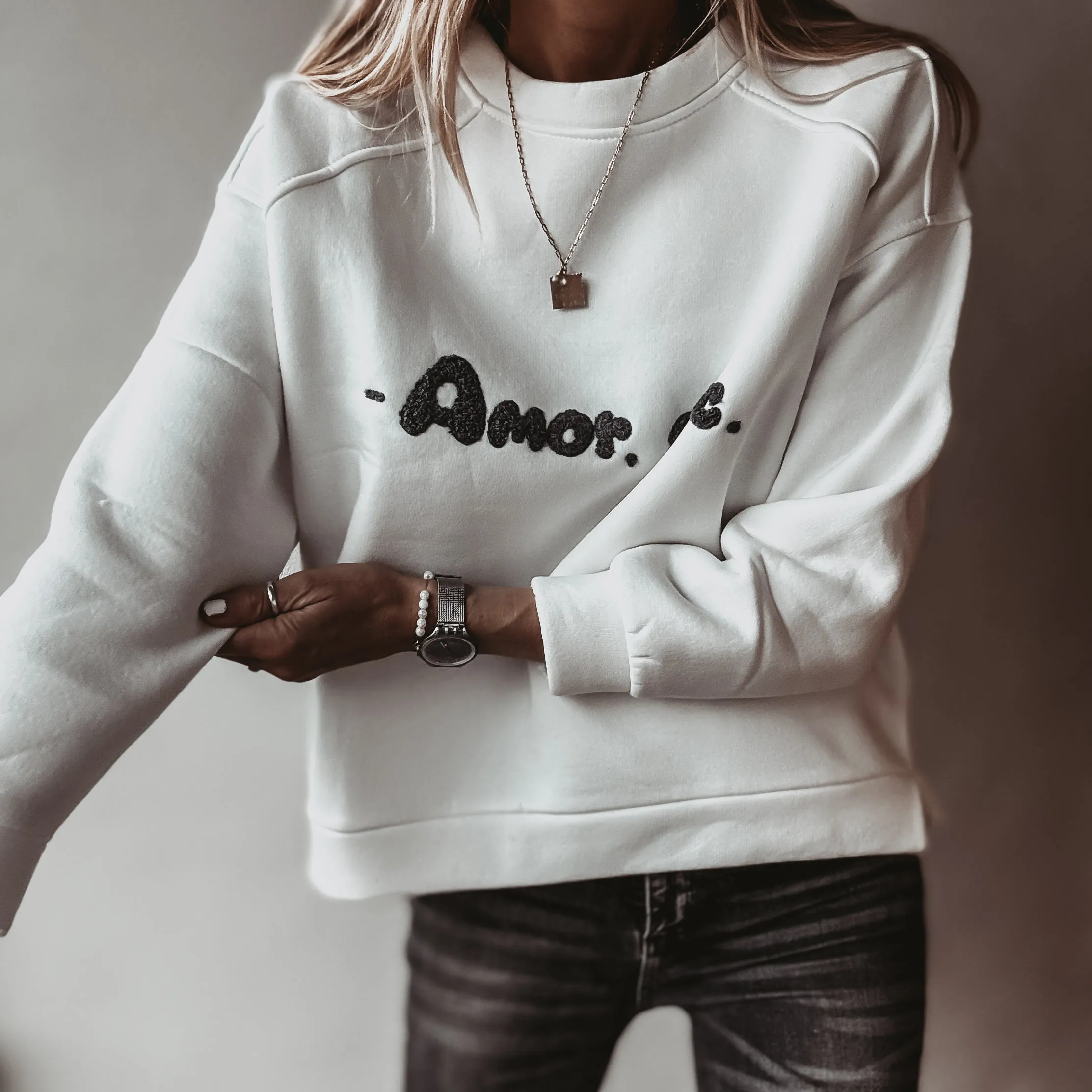 AMOR ETC white sweatshirt *NEW*